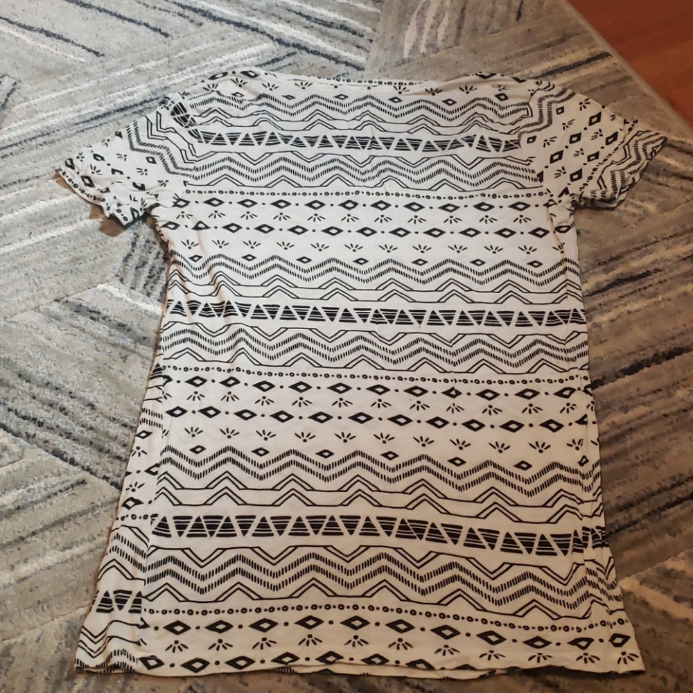 Aztec Print V-Neck - Picture 3 of 3